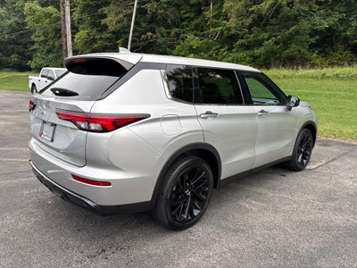 2022 Mitsubishi Outlander Base