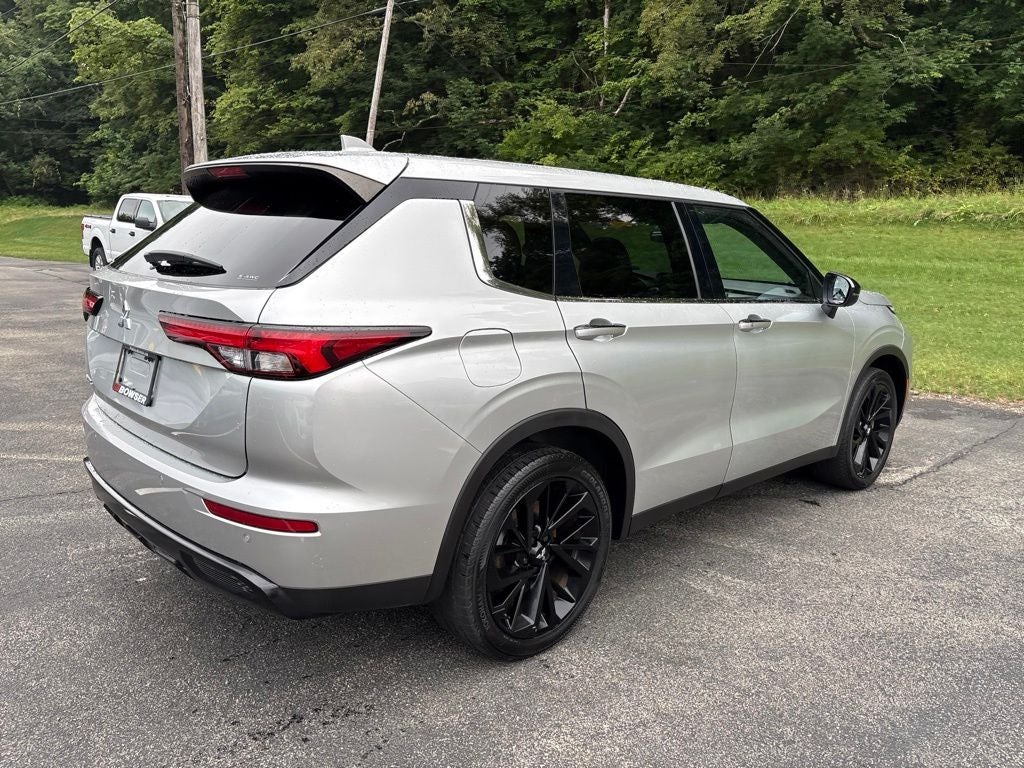 2022 Mitsubishi Outlander Base