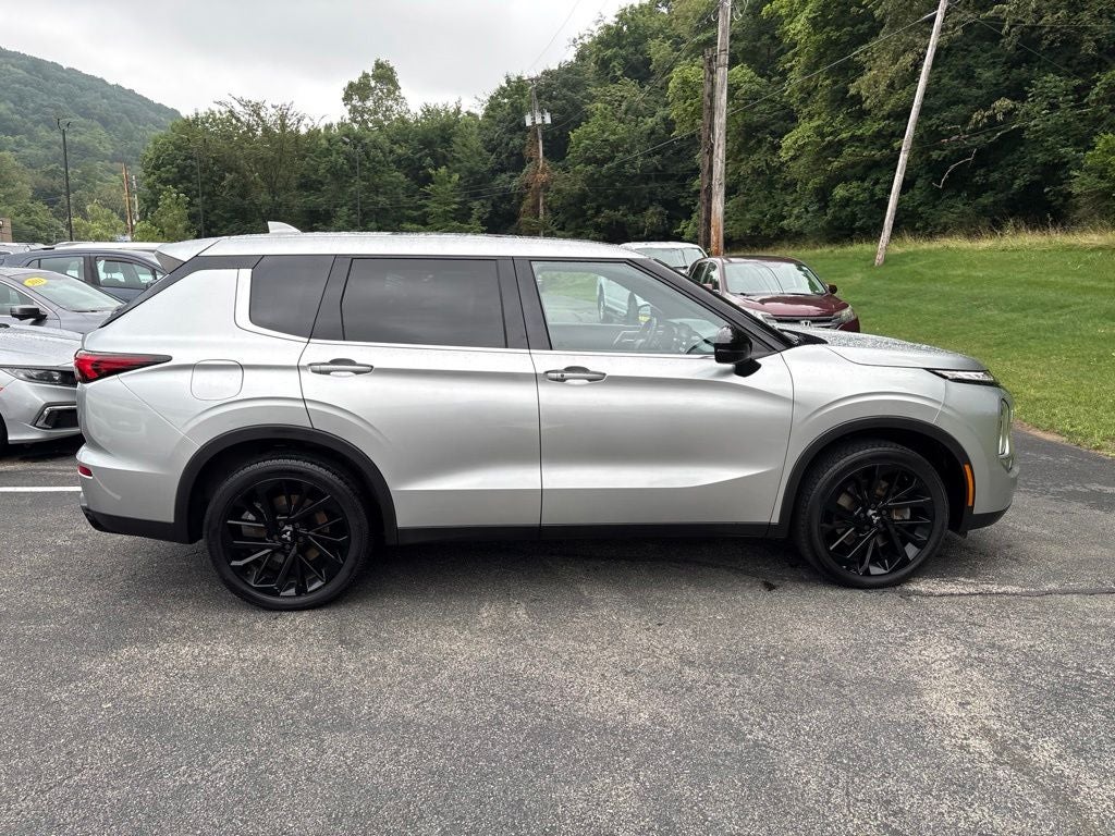2022 Mitsubishi Outlander Base