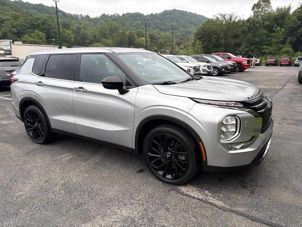 2022 Mitsubishi Outlander Base