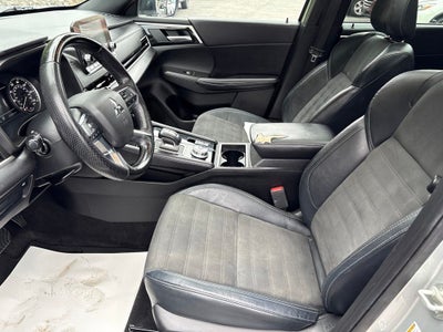 2022 Mitsubishi Outlander Base