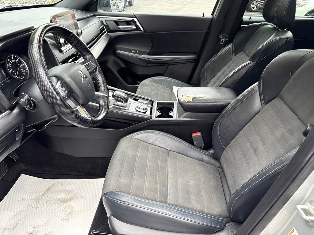 2022 Mitsubishi Outlander Base